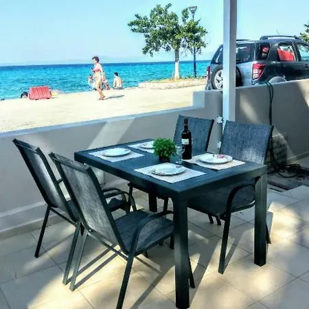 Vakantiehuis χαλκιδικη 10μ. μπροστα στη θαλασσα του πολυχρονου *
