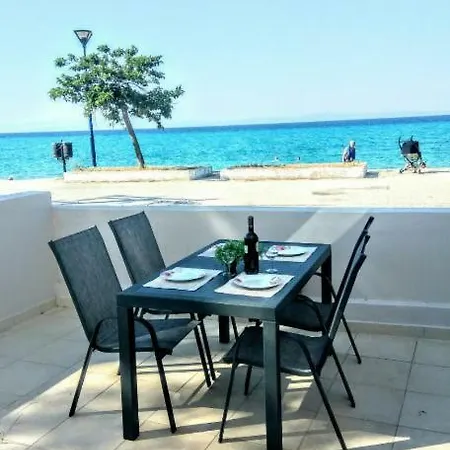Vakantiehuis χαλκιδικη 10μ. μπροστα στη θαλασσα του πολυχρονου Polychrono